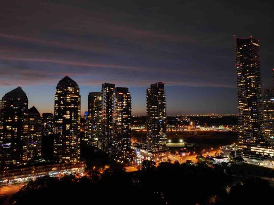 Deluxe Suite Toronto Exterior photo