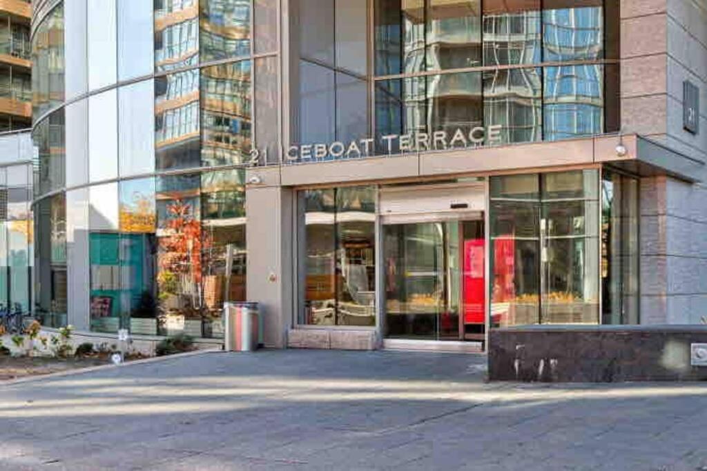 Deluxe Suite Toronto Exterior photo
